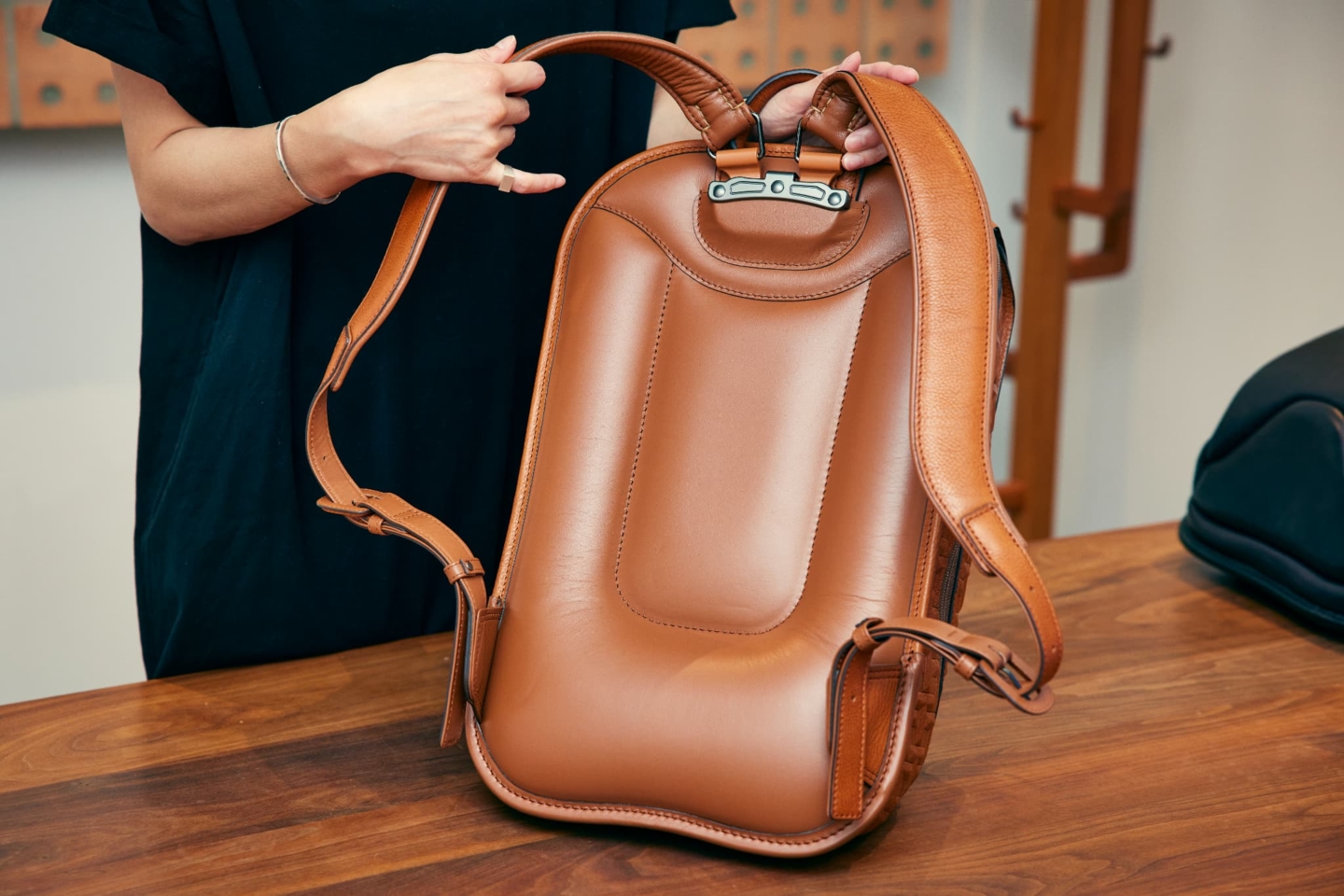 发挥皮革魅力的新型背包：土屋鞄制造所的新挑战