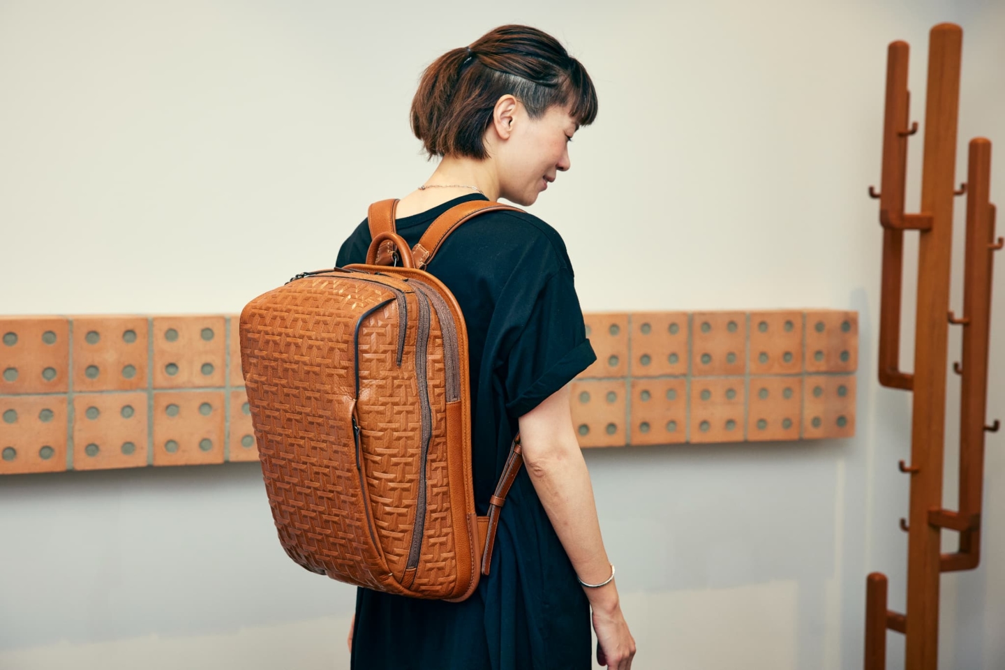 发挥皮革魅力的新型背包：土屋鞄制造所的新挑战