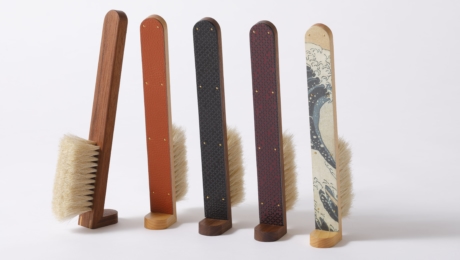 [宇野毛刷制作所]这款 “独立式多用刷 “由工匠精心定制，既有装饰性，又极具吸引力。