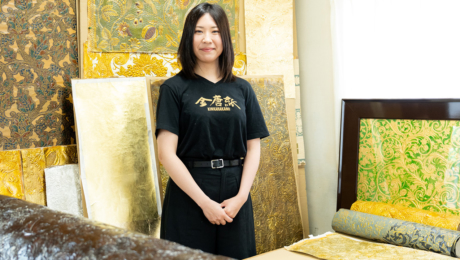 已故祖父让“金唐纸”重获新生。为传播这门传统工艺的魅力，孙女开启新的挑战