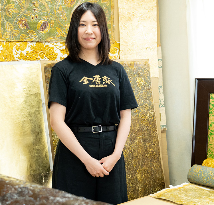 已故祖父让“金唐纸”重获新生。为传播这门传统工艺的魅力，孙女开启新的挑战